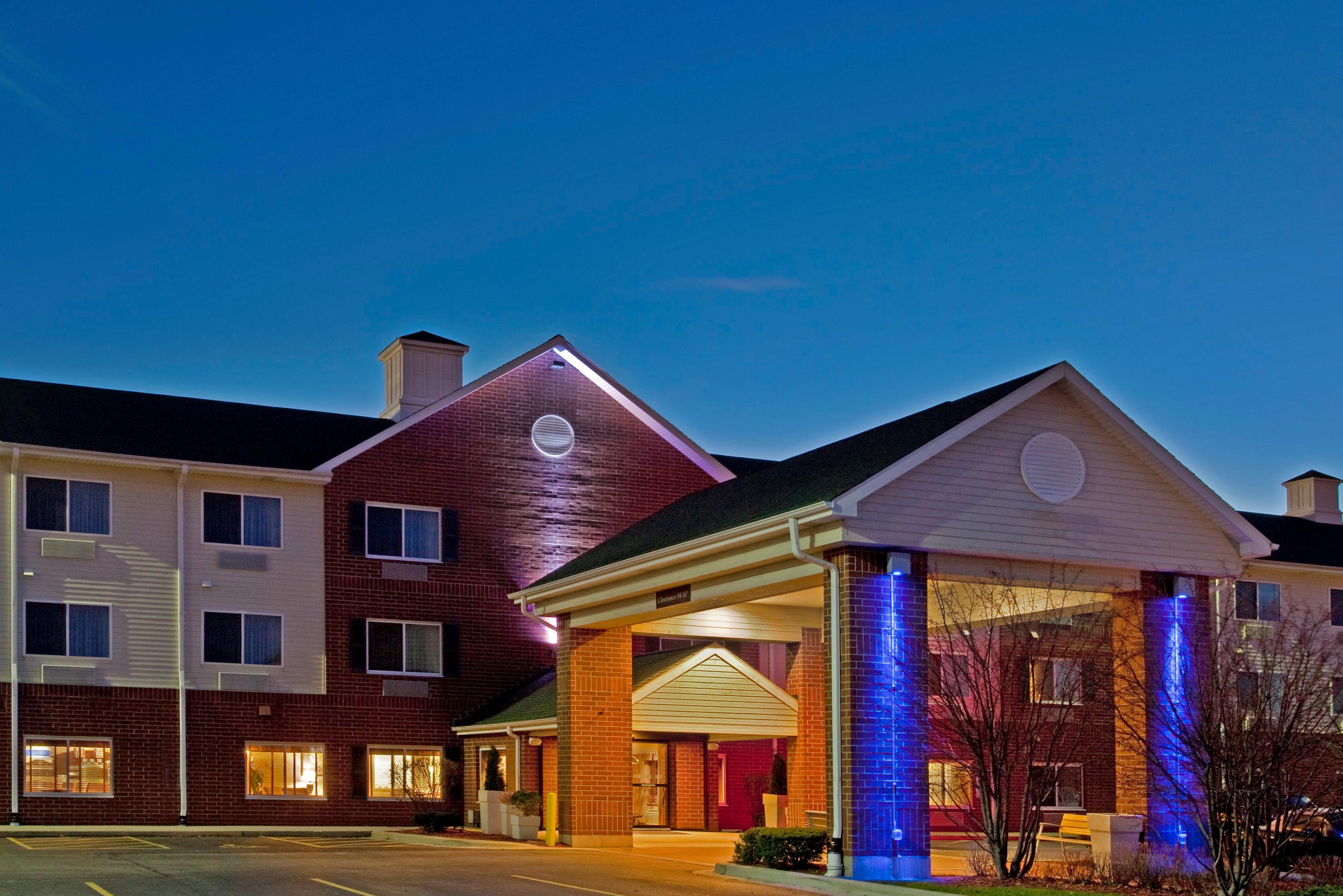 Holiday Inn Express Chicago Northwest-Vernon Hills By Ihg Exterior foto